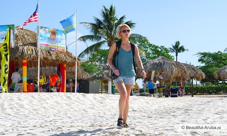 Wandelen op strand met badslippers Aruba