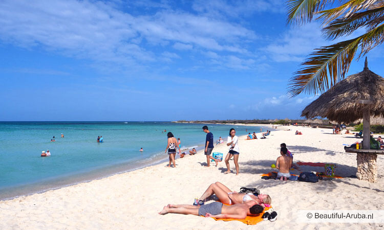 Zonnen op strand Aruba
