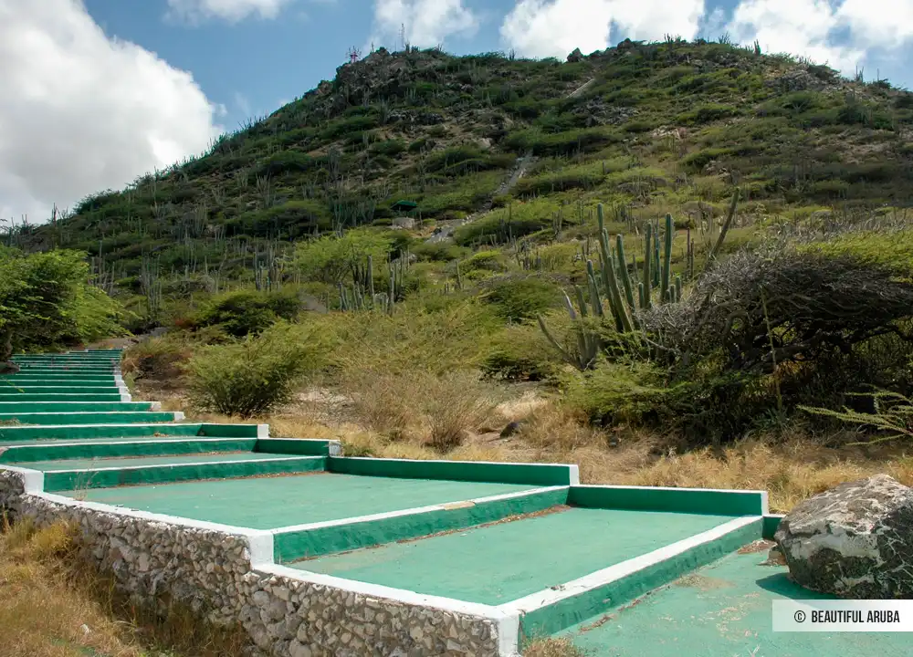 De traptreden naar de top van de Hooiberg op Aruba
