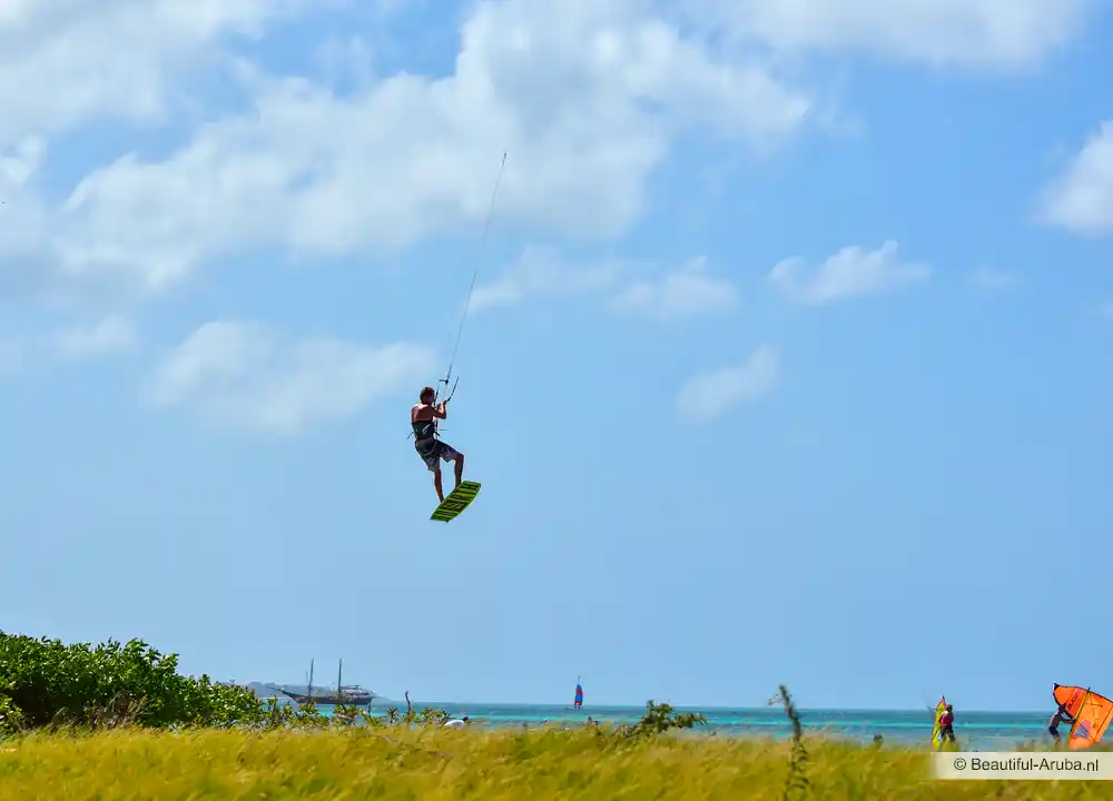 Hoge sprong kitesurfer op Aruba