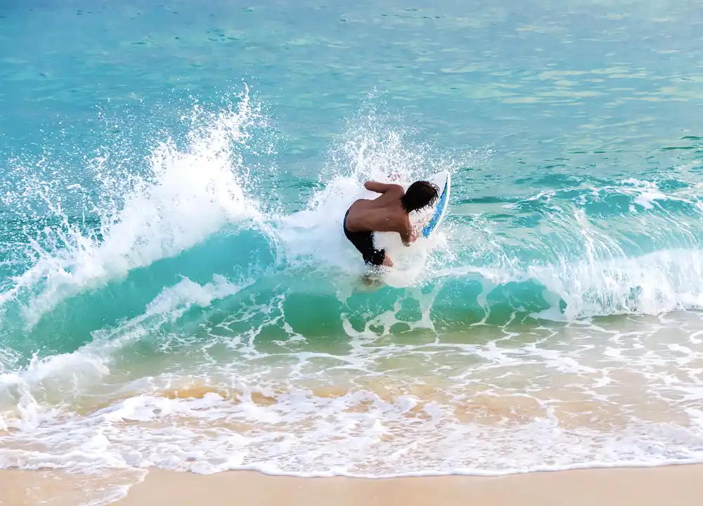 Waveskimboarden op Aruba