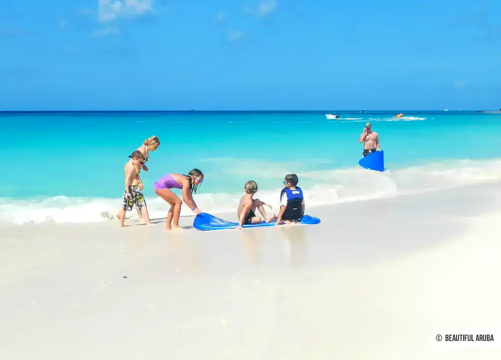 Kinderen spelen op strand van Aruba