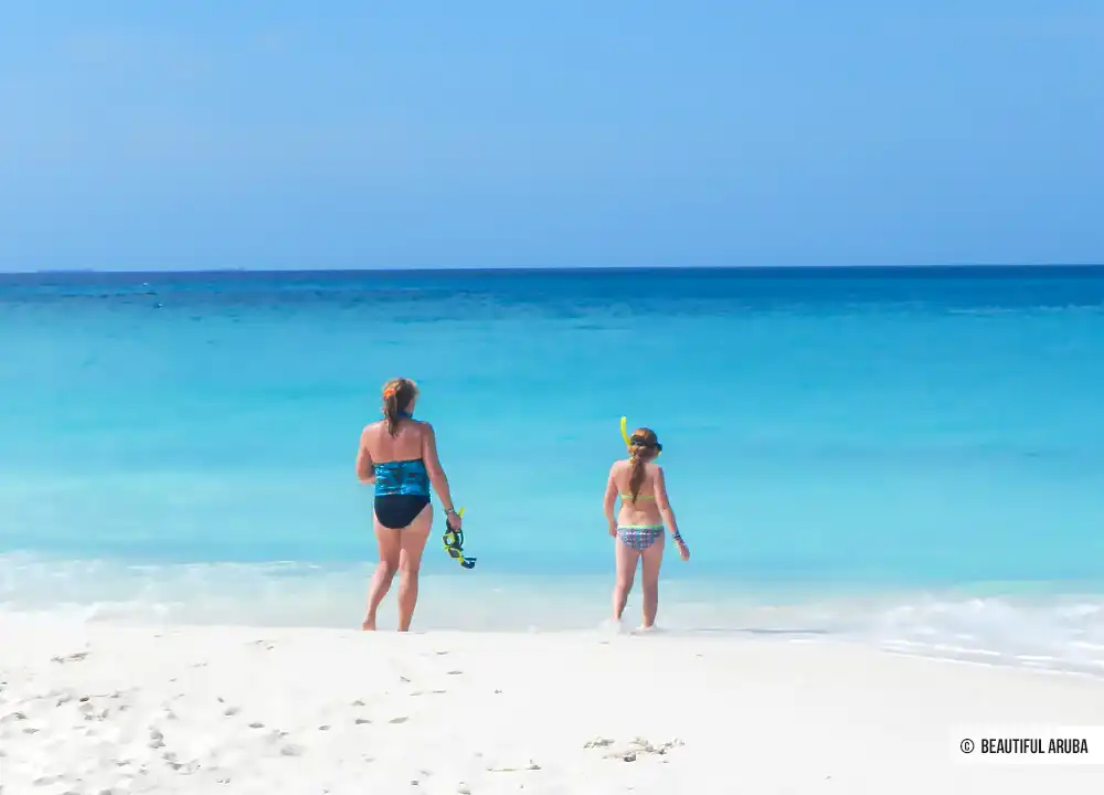 Snorkelen met je kind op Aruba. Foto Karin Schijf.