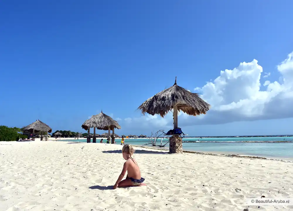 Kind speelt op Baby Beach Aruba. Foto door Karin Schijf.