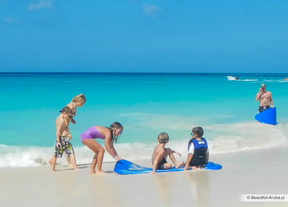 Kinderen spelen op strand Aruba